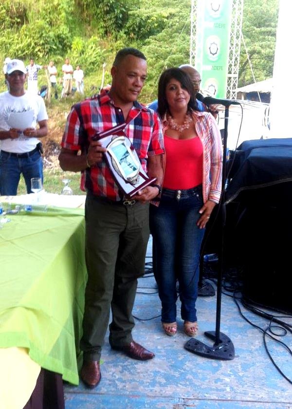 señor Aquiles Arias recibe reconocimiento en inauguración del segundo festival nacional del cacao